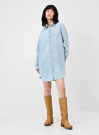 Twik: La robe chemise denim souple Bleu p&acirc;le - Bleu ciel pour femme