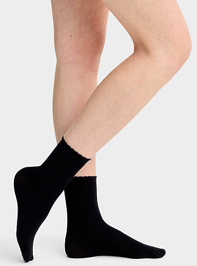 Black scalloped-trim ankle socks