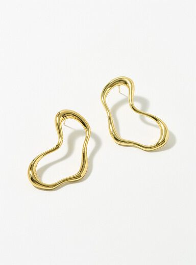 Les grandes boucles d'oreilles sinueuses