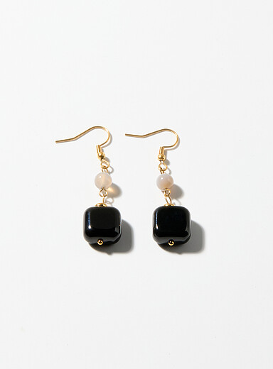 Les longues boucles d'oreilles pierres carr&eacute;es