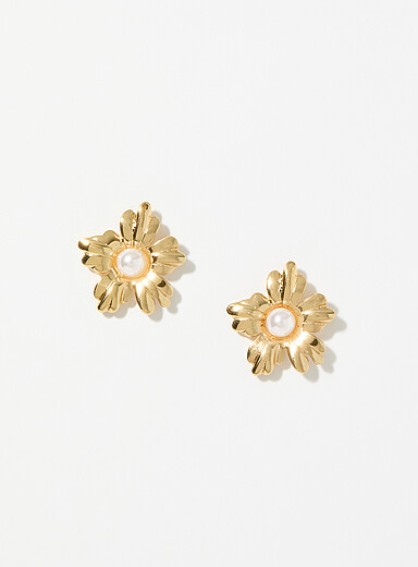 Pearl centre flower earrings