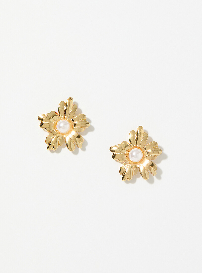 Pearl centre flower earrings product image (primary)