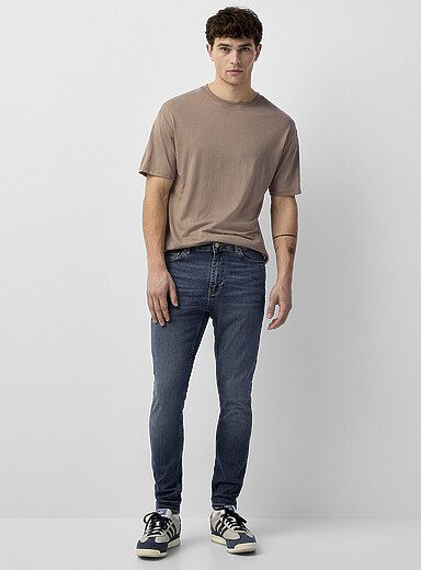Le jean bleu fonc&eacute; d&eacute;lav&eacute; <b>Coupe Tokyo - Ajust&eacute;e</b>