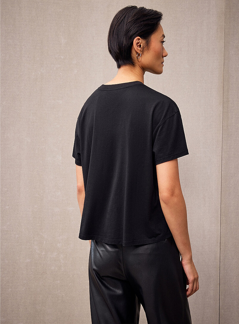 Contemporaine: Le t-shirt carr&eacute; fluide uni Noir pour femme