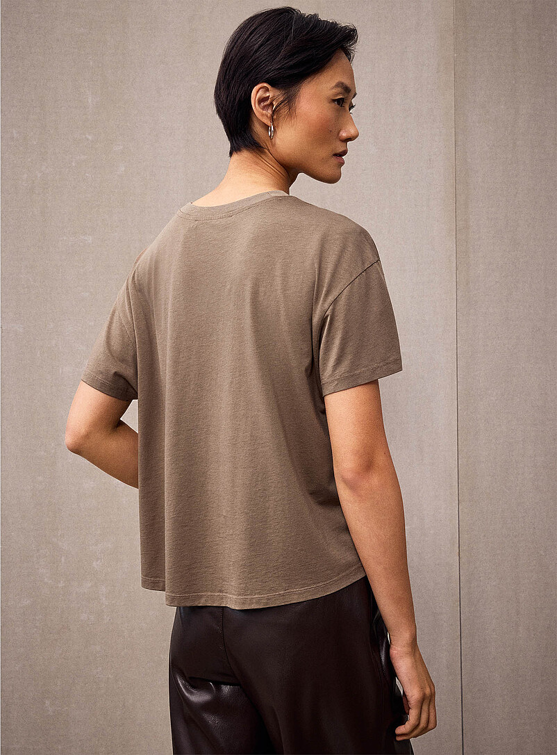 Contemporaine: Le t-shirt carr&eacute; fluide uni Noir pour femme