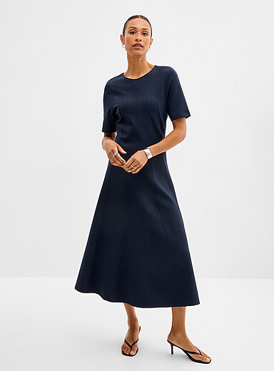 Contemporaine: La robe ajust&eacute;e-&eacute;vas&eacute;e riche jersey  Bleu marine - Bleu nuit pour femme