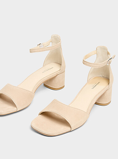 La sandale talon bloc Piper su&egrave;de cr&egrave;me Femme