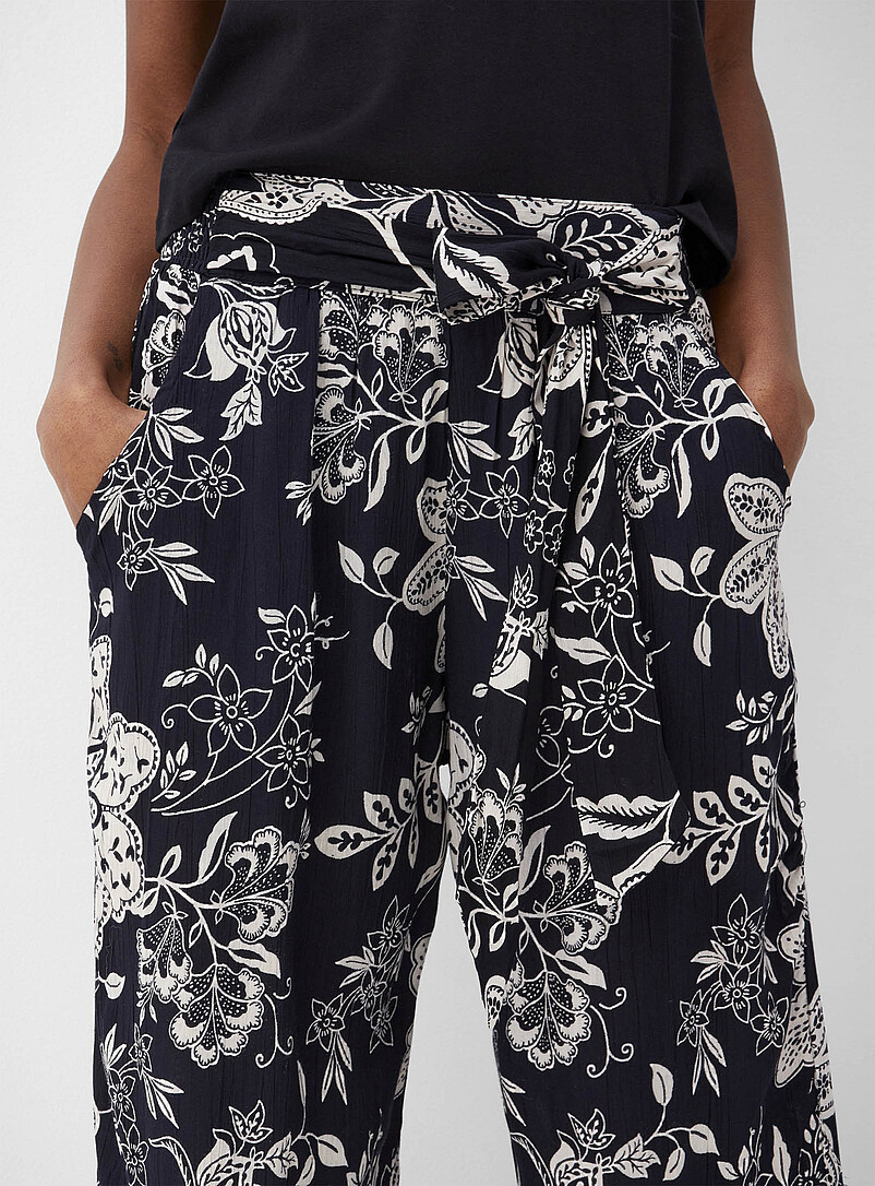 Ic&ocirc;ne Black and White Tie ribbons printed wide-leg pant for women