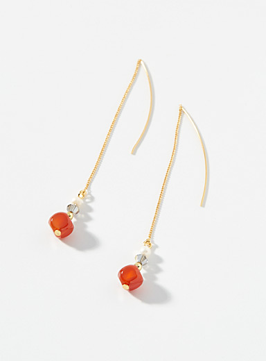 Les boucles d'oreilles tige m&eacute;tallique et pierres vari&eacute;es