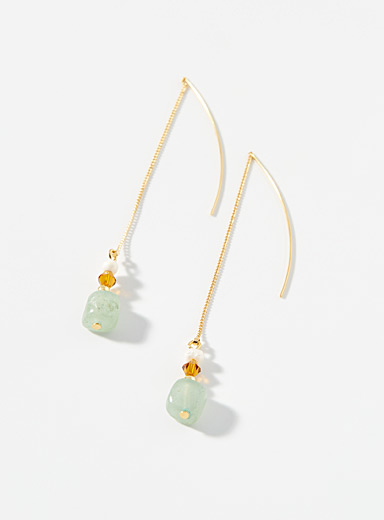 Les boucles d'oreilles tige m&eacute;tallique et pierres vari&eacute;es