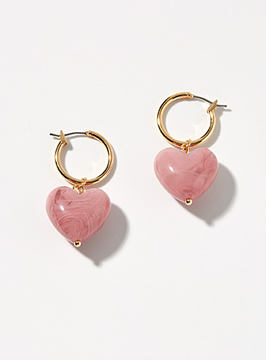 Les boucles d'oreilles coeurs en ac&eacute;tate