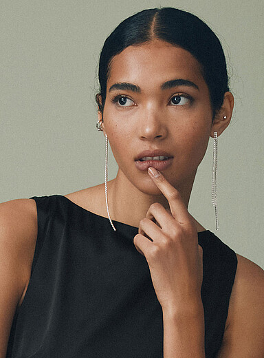 Les boucles d'oreilles longues tiges scintillantes