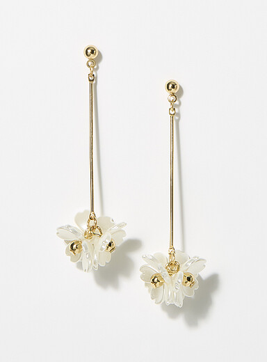 Les longues boucles d'oreilles tige et fleurs blanches