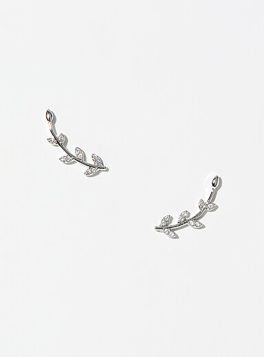 Les boucles d'oreilles feuillages d&eacute;licats