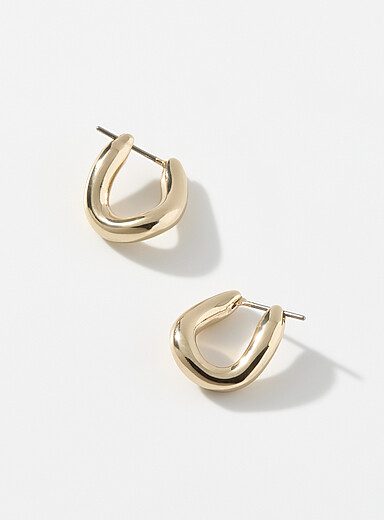Twisted-oval small hoops