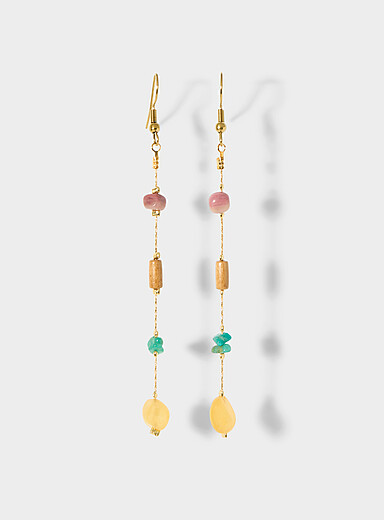 Les longues boucles d'oreilles tige pierres color&eacute;es