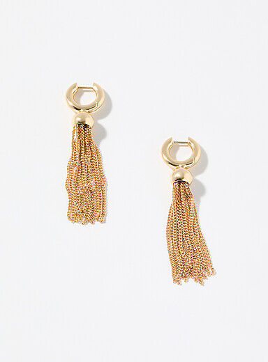Les longues boucles d'oreilles anneaux et cha&icirc;nettes