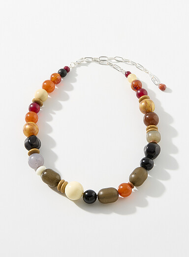 Le collier pierres surdimensionn&eacute;es