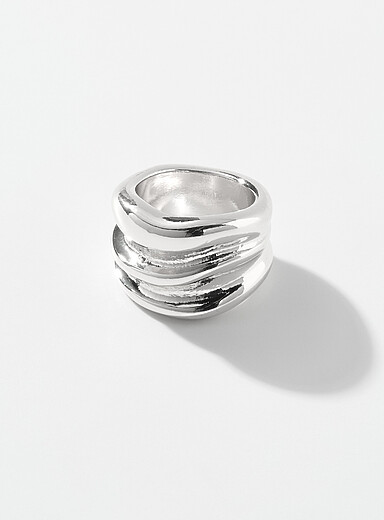 La large bague vagu&eacute;e