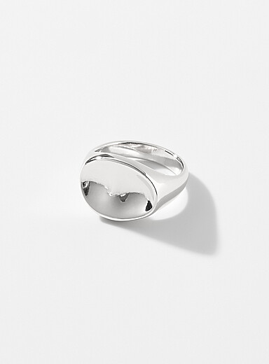 La bague ovale martel&eacute;e
