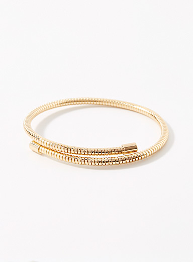Le bracelet rigide m&eacute;tallique
