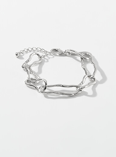 Le bracelet longues mailles ovales martel&eacute;es
