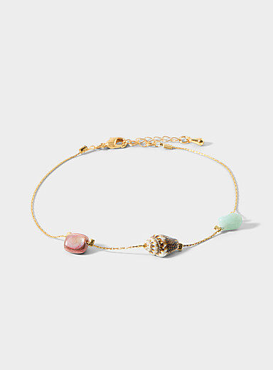 La cha&icirc;ne de chevilles pierres et coquillage