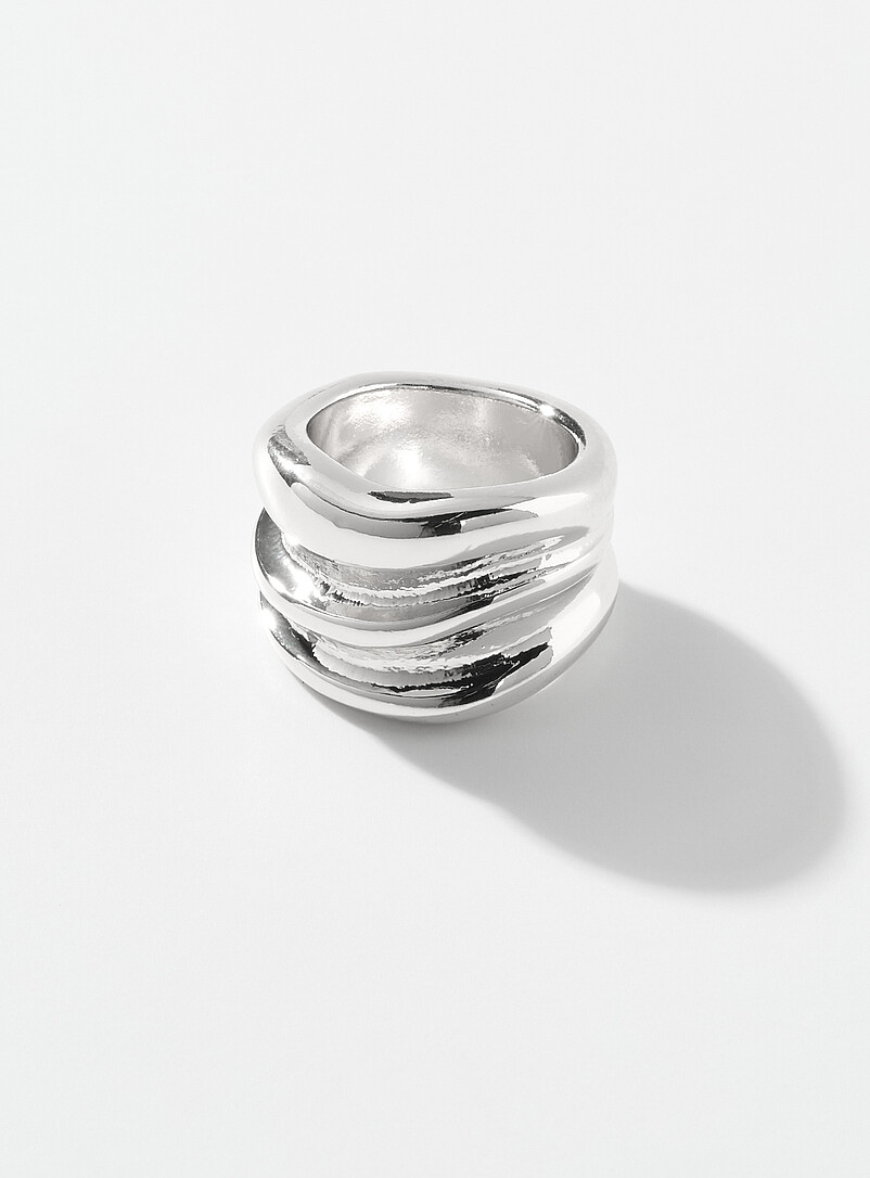 Wide wavy ring product image (primary)