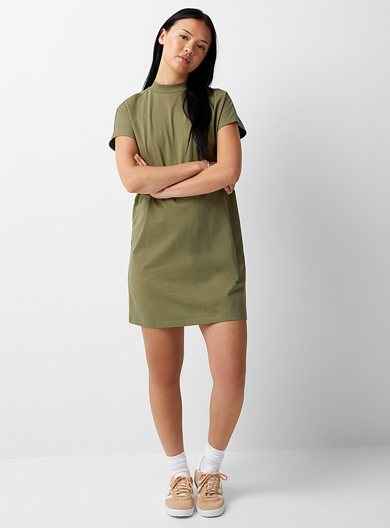 Twik: La robe t-shirt droite col montant Kaki chartreuse pour femme