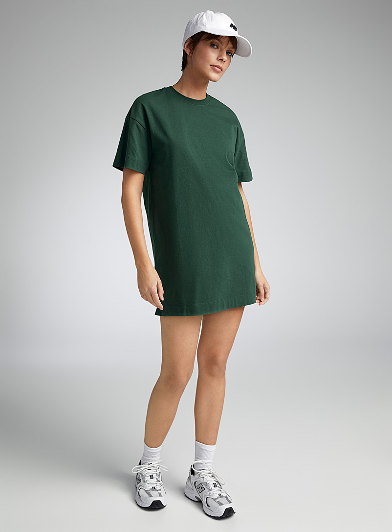 Twik: La robe t-shirt droite col rond Vert pour femme