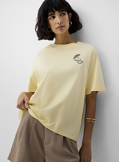 Le t-shirt carr&eacute; ample imprim&eacute; d&eacute;cor&eacute;
