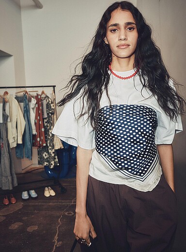 Le t-shirt &eacute;court&eacute; manches aux coudes