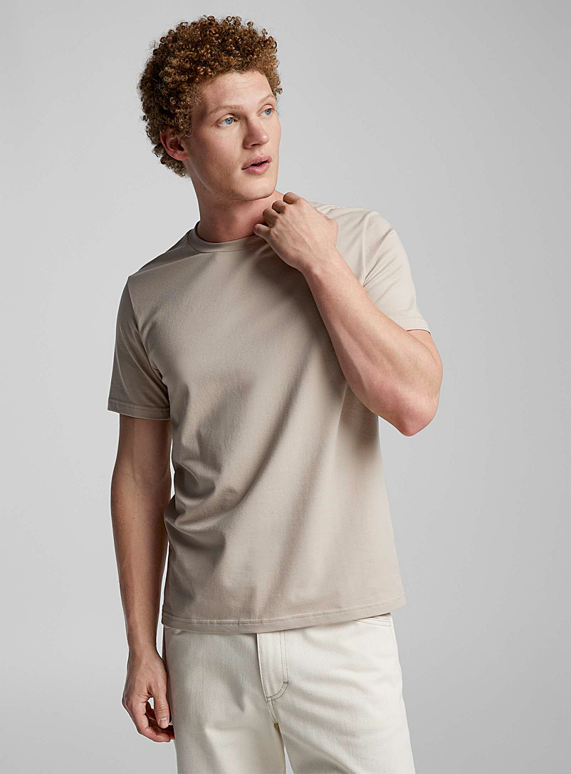 Filippa K: Le t-shirt uni extensible coton bio Brun pâle-taupe pour homme