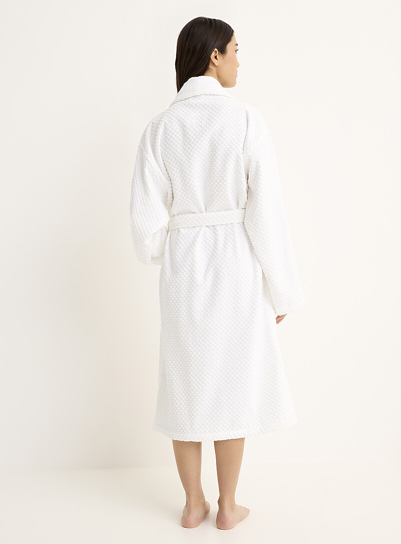 Miiyu: Le long peignoir &agrave; carreaux gaufr&eacute;s Blanc pour femme