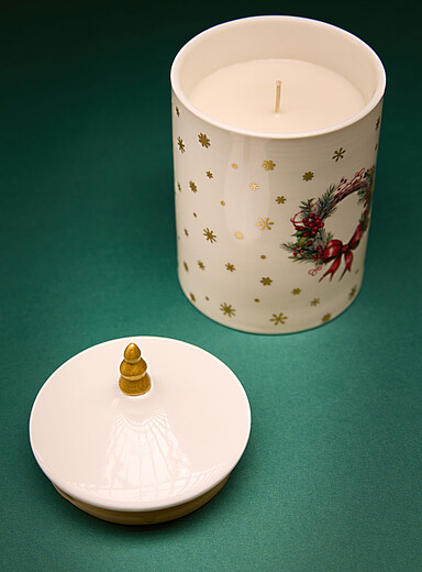 La grande bougie parfum&eacute;e &eacute;crin c&eacute;ramique couronne Aupr&egrave;s du feu <b>Collection de No&euml;l</b>