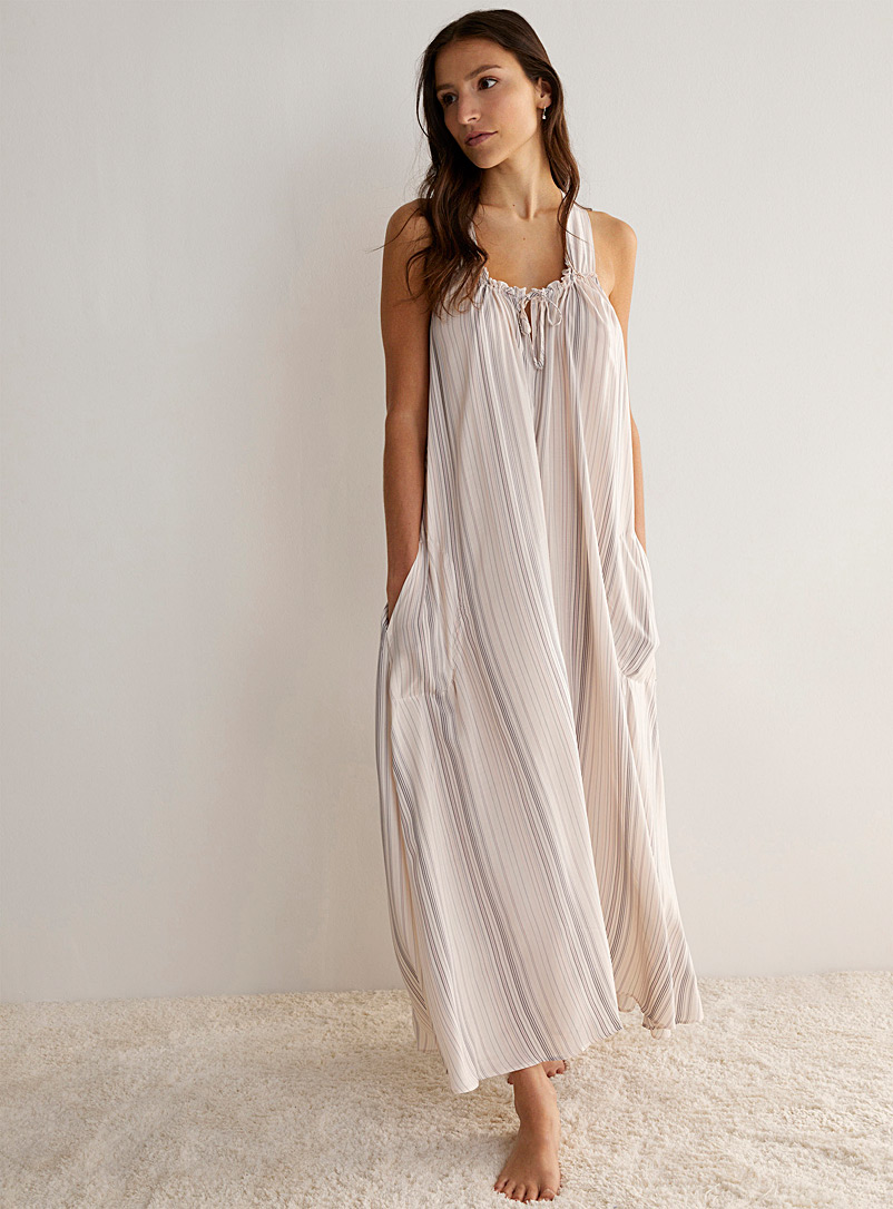 Donna Karan: La longue robe de nuit à rayures Écru à motifs pour femme