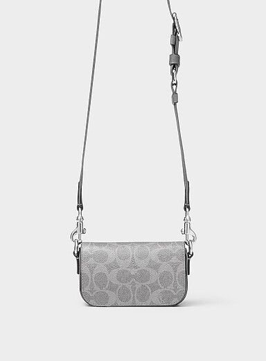 Le petit sac bandouli&egrave;re monogramme