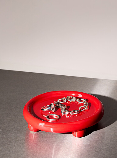 Le petit plateau circulaire sur pieds rouge