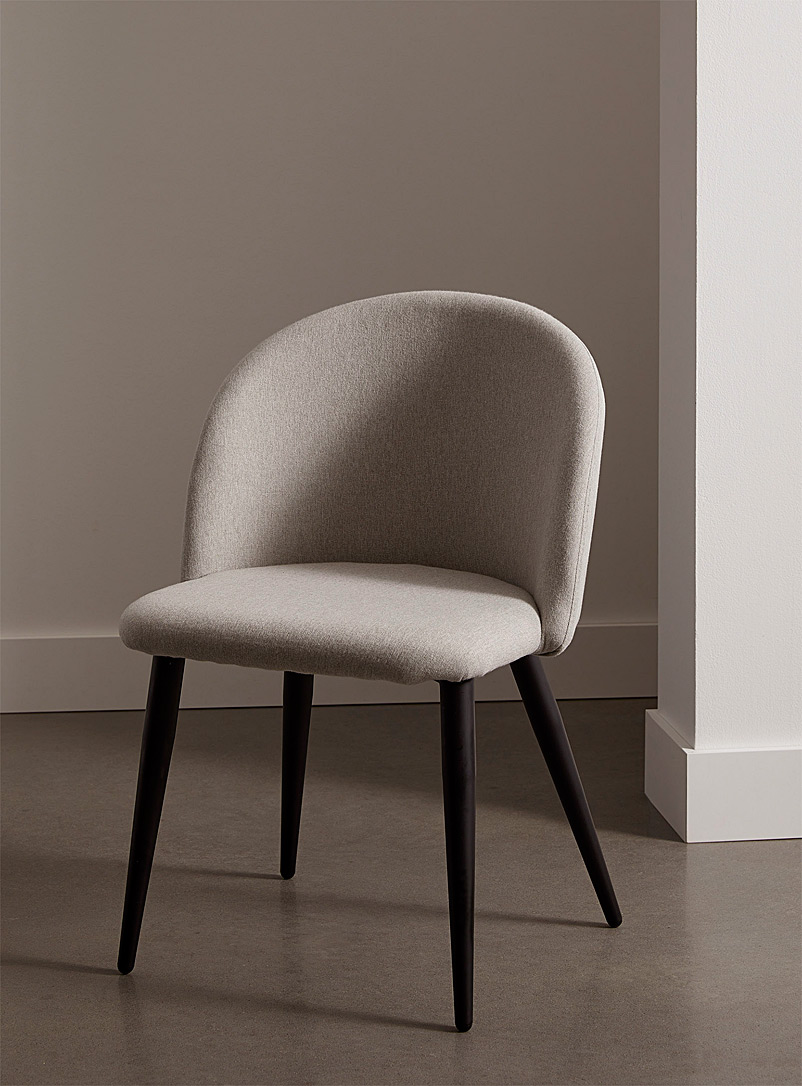 Simons Maison: La chaise arrondie sur pieds noir mat Gris pâle