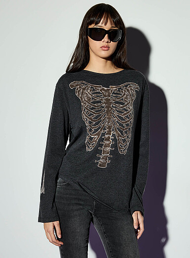 The Ragged Priest: Le t-shirt imprim&eacute; squelette Noir pour femme