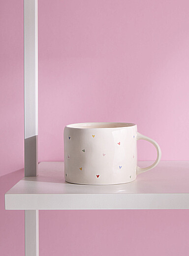 La tasse emboss&eacute;e c&oelig;urs color&eacute;s