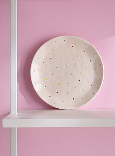 L'assiette emboss&eacute;e c&oelig;urs color&eacute;s