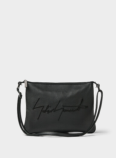 Le sac bandouli&egrave;re cuir signature brod&eacute;e