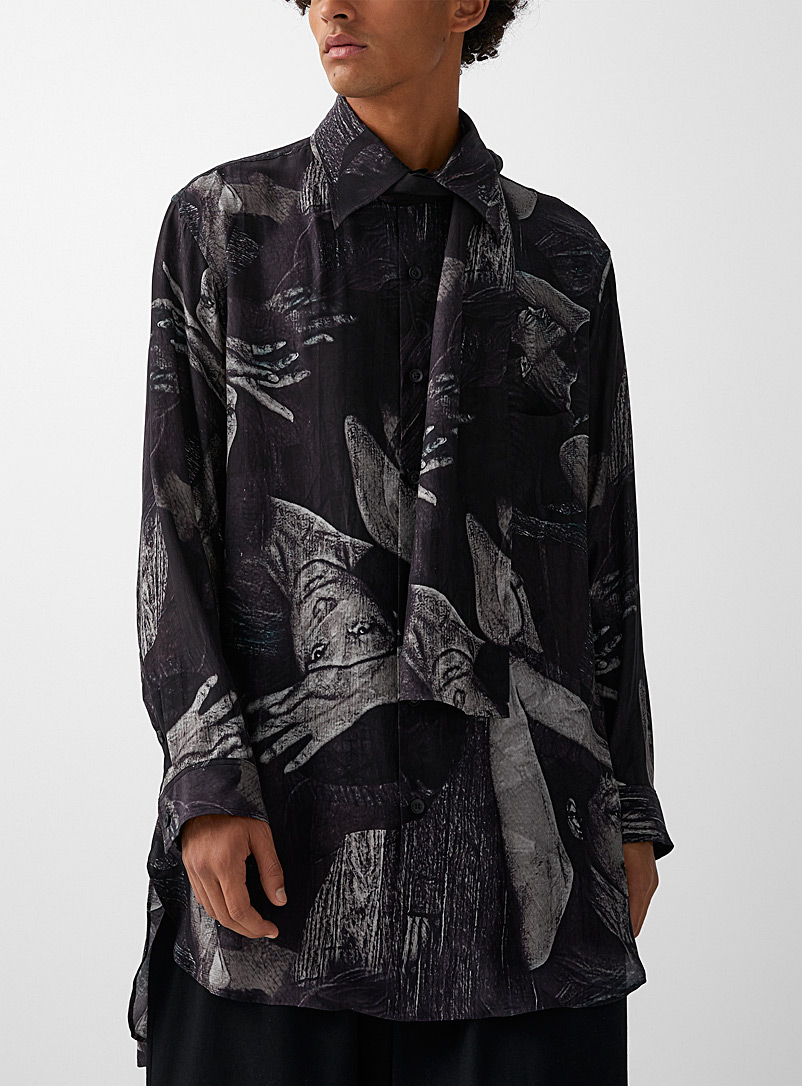 Yohji Yamamoto: La longue chemise soyeuse imprimé portraits Noir pour homme