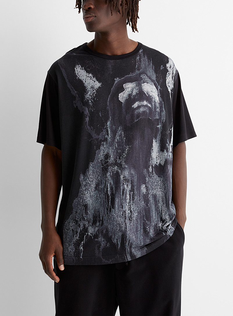 Yohji Yamamoto: Le t-shirt imprimé portrait stylisé Noir pour homme