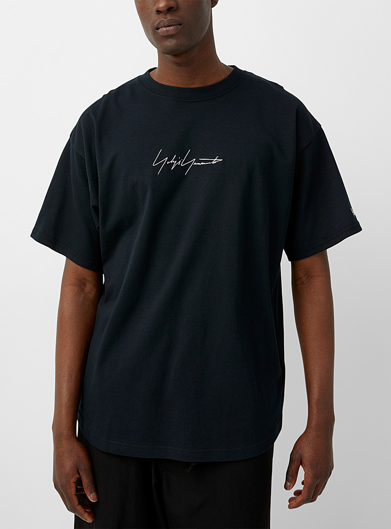 Yohji Yamamoto: Le t-shirt signature Yohji New Era Noir pour homme
