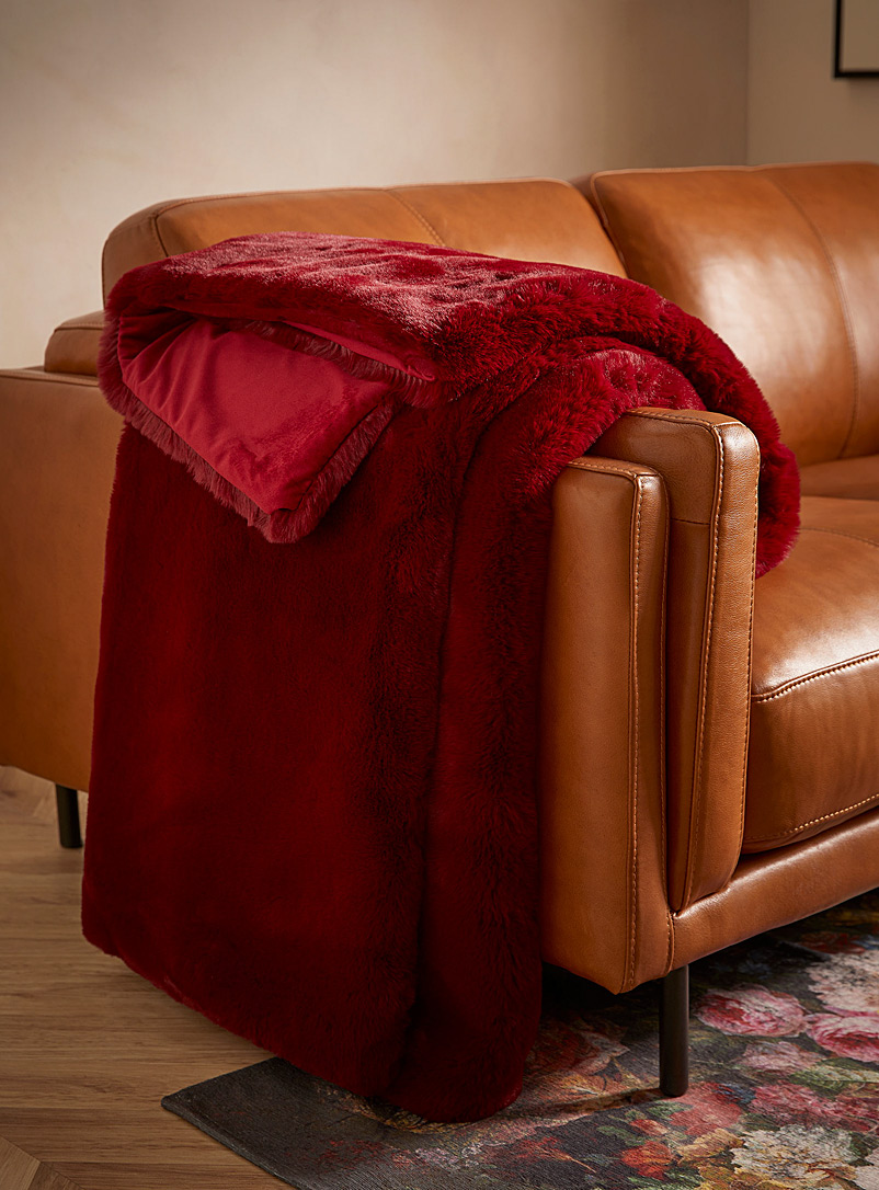 Simons Maison Cherry Red Luxurious faux-fur throw 130 x 150 cm