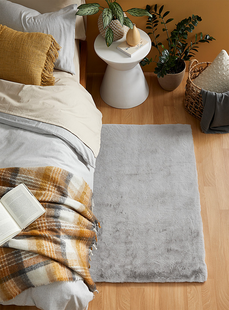 Simons Maison: Le tapis luxueux effet fourrure 90 x 130 cm Gris pâle