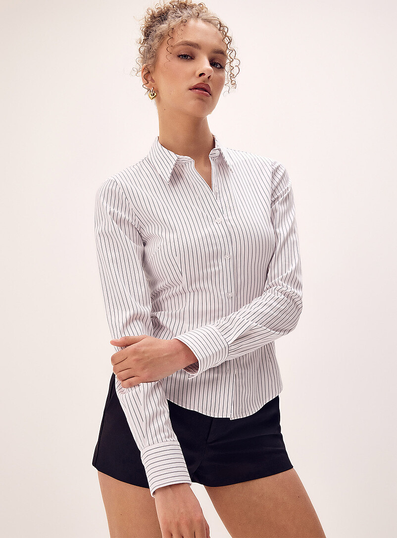 Twik: La chemise ajust&eacute;e popeline ray&eacute;e Blanc &agrave; motifs pour femme