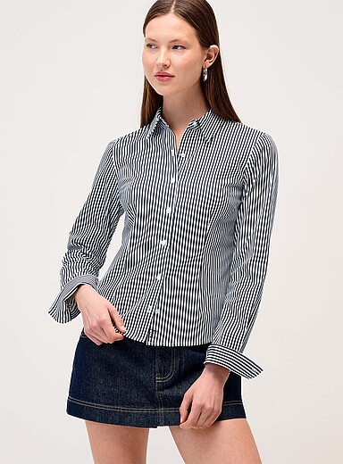 Twik: La chemise ajust&eacute;e popeline ray&eacute;e Bleu fonc&eacute; - Indigo pour femme